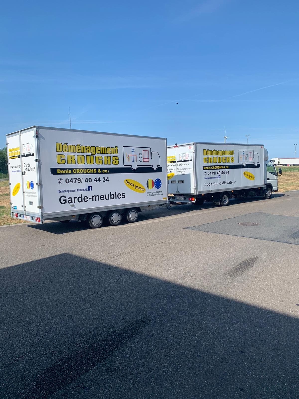Camion et remorque Croughs Déménagement stationnés sur un parking, marquage « Garde-meubles » sur la remorque