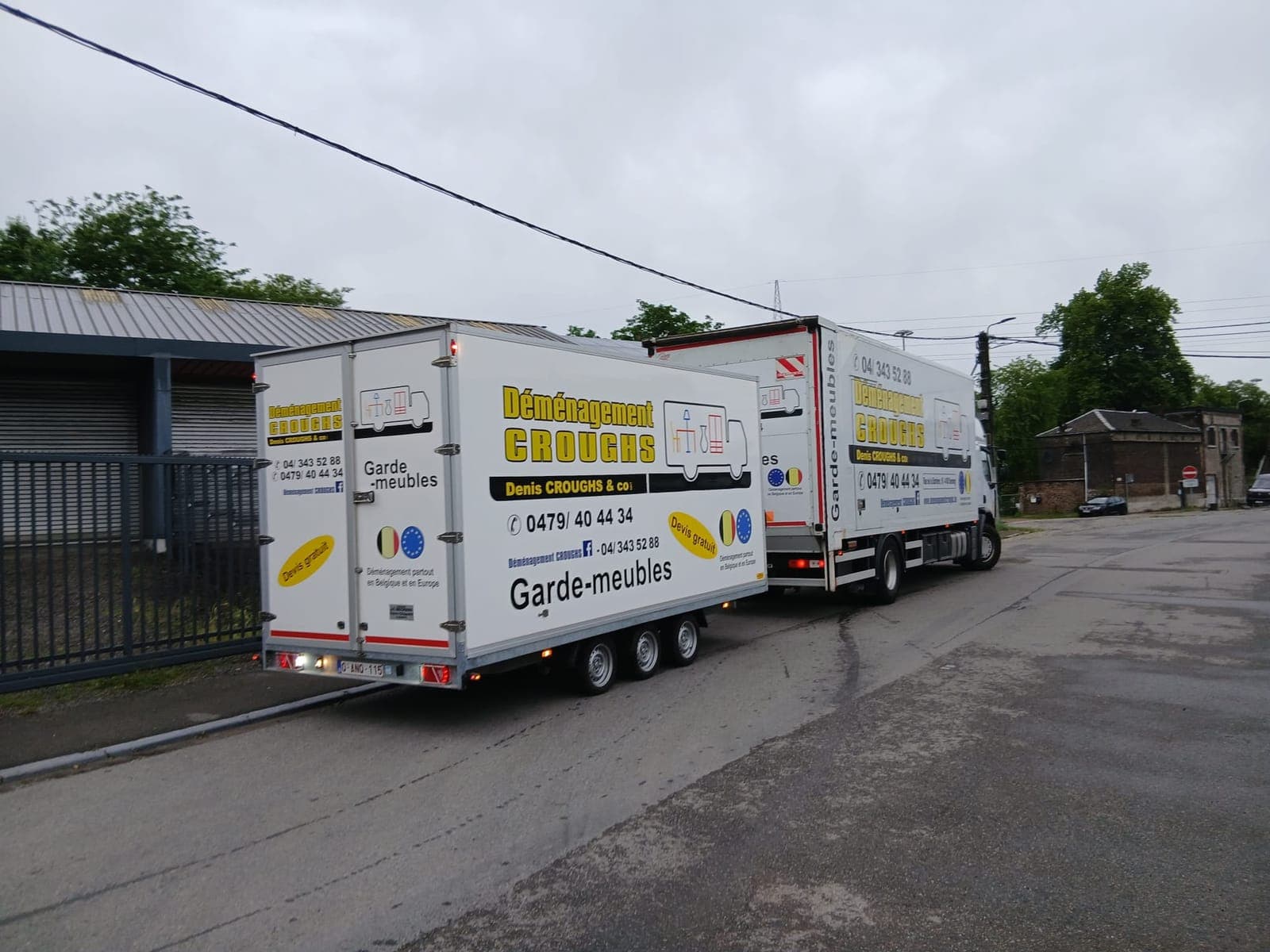Camion et remorque « Garde-meubles » de Croughs Déménagement à la sortie d'un dépôt